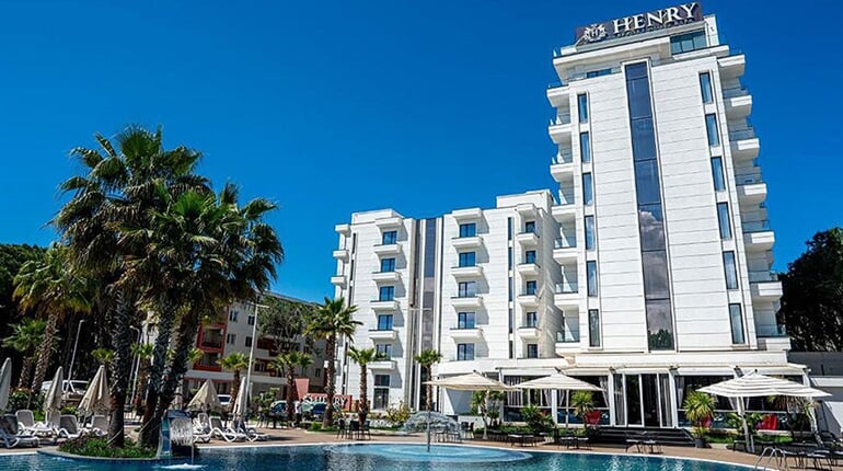 Hotel Henry Resort & SPA: fotografie vybavení exteriérů a interiérů ubytování.