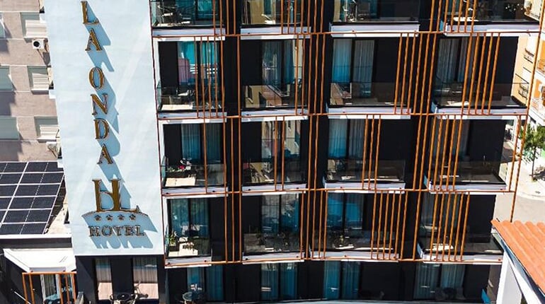 Hotel La Onda: fotografie vybavení exteriérů a interiérů ubytování.