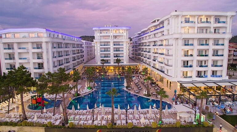 Hotel Grand Blue Fafa Resort & SPA: fotografie vybavení exteriérů a interiérů ubytování.