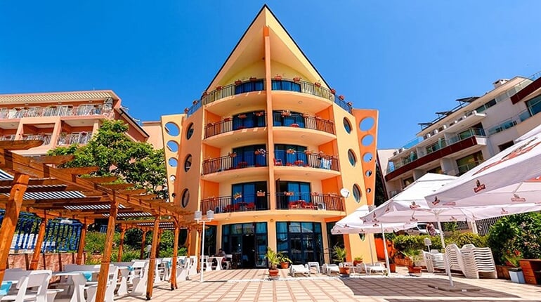 Hotel Evridika: fotografie vybavení exteriérů a interiérů ubytování.