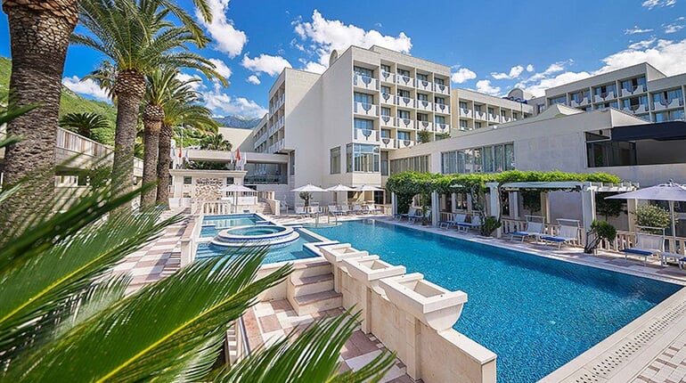 Hotel Mediteran: fotografie vybavení exteriérů a interiérů ubytování.