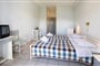 Hotel Athina - Kefalonie: fotografie vybavení exteriérů a interiérů ubytování.