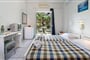 Hotel Athina - Kefalonie: fotografie vybavení exteriérů a interiérů ubytování.