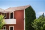 Apartmánový dům Villehardouin Farm Estate: fotografie vybavení exteriérů a interiérů ubytování.