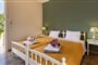 Apartmánový dům Villehardouin Farm Estate: fotografie vybavení exteriérů a interiérů ubytování.