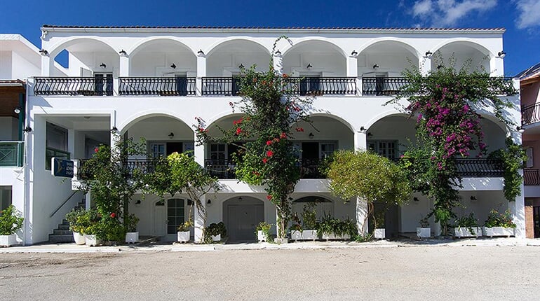 Hotel Athina - Kefalonie: fotografie vybavení exteriérů a interiérů ubytování.