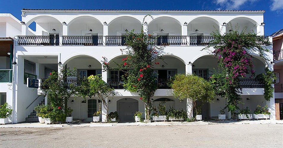 Hotel Athina - Kefalonie: fotografie vybavení exteriérů a interiérů ubytování.