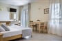 Hotel Astra Village: fotografie vybavení exteriérů a interiérů ubytování.