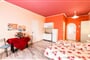 Aparthotel Ammes: fotografie vybavení exteriérů a interiérů ubytování.