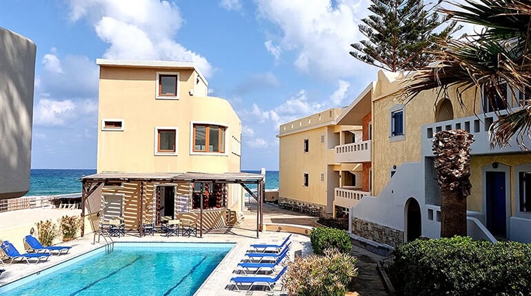 Aparthotel Niros Beachfront: fotografie vybavení exteriérů a interiérů ubytování.