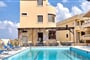 Aparthotel Niros Beachfront: fotografie vybavení exteriérů a interiérů ubytování.