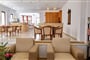 Aparthotel Niros Beachfront: fotografie vybavení exteriérů a interiérů ubytování.
