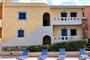 Aparthotel Niros Beachfront: fotografie vybavení exteriérů a interiérů ubytování.
