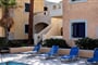 Aparthotel Niros Beachfront: fotografie vybavení exteriérů a interiérů ubytování.