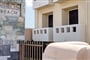 Aparthotel Niros Beachfront: fotografie vybavení exteriérů a interiérů ubytování.