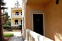 Aparthotel Niros Beachfront: fotografie vybavení exteriérů a interiérů ubytování.