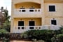 Aparthotel Niros Beachfront: fotografie vybavení exteriérů a interiérů ubytování.