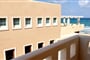 Aparthotel Niros Beachfront: fotografie vybavení exteriérů a interiérů ubytování.