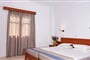 Aparthotel Niros Beachfront: fotografie vybavení exteriérů a interiérů ubytování.