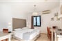 Hotel Golden Bay Boutique and Bungalows: fotografie vybavení exteriérů a interiérů ubytování.