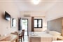 Hotel Golden Bay Boutique and Bungalows: fotografie vybavení exteriérů a interiérů ubytování.