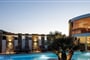 Hotel Golden Bay Boutique and Bungalows: fotografie vybavení exteriérů a interiérů ubytování.