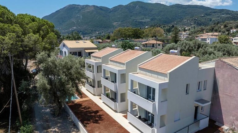 Apartmánový dům Miralis: fotografie vybavení exteriérů a interiérů ubytování.