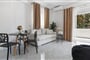 Apartmánový dům Miralis: fotografie vybavení exteriérů a interiérů ubytování.