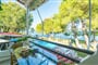 Apartmánový dům Villa Flisvos: fotografie vybavení exteriérů a interiérů ubytování.