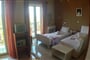 Hotel Politia: fotografie vybavení exteriérů a interiérů ubytování.
