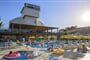 Hotel Oji Beach: fotografie vybavení exteriérů a interiérů ubytování.