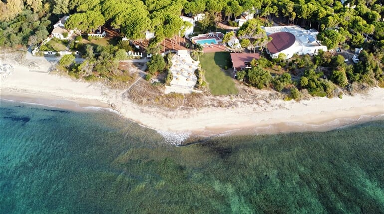 Letecký pohled na hotel, Santa Margherita di Pula, Sardinie