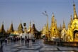 Zlaté pagody chrámového areálu Shwedagon v Yangonu