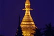 Noční pohled na zářící zlatou pagodu, symbol duchovní atmosféry Myanmaru.