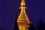 Noční pohled na zářící zlatou pagodu, symbol duchovní atmosféry Myanmaru.