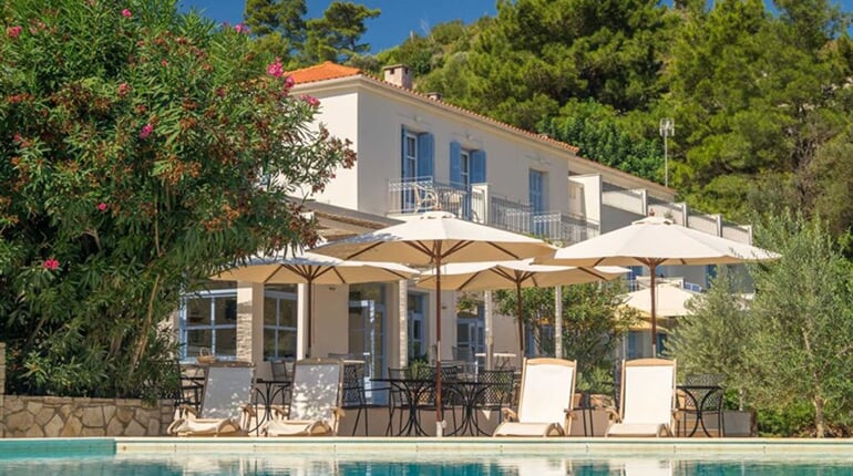 Hotel Armonia Bay: fotografie vybavení exteriérů a interiérů ubytování.