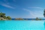 Hotel Armonia Bay: fotografie vybavení exteriérů a interiérů ubytování.
