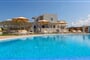 Aparthotel Sun & Moon Villas & Suites: fotografie vybavení exteriérů a interiérů ubytování.