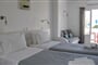 Hotel Manos: fotografie vybavení exteriérů a interiérů ubytování.