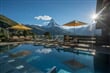 Impozantní výhled na Matterhorn přímo z hotelového bazénu