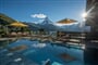 Impozantní výhled na Matterhorn přímo z hotelového bazénu