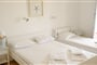 Hotel Galatis: fotografie vybavení exteriérů a interiérů ubytování.