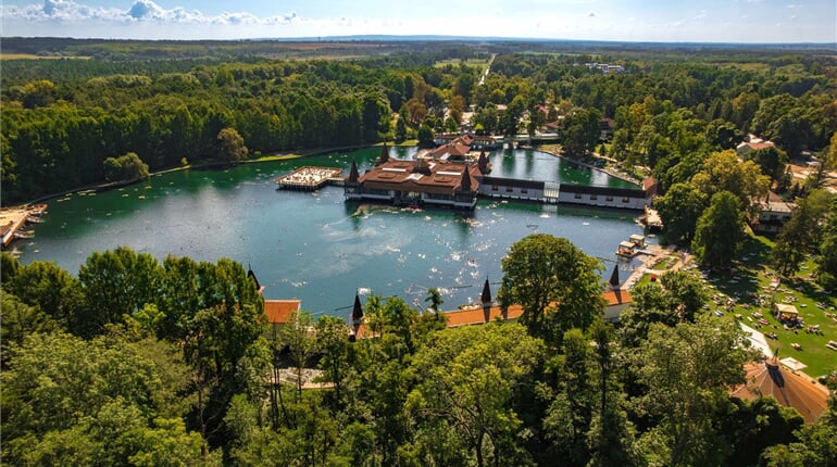 termální jezero Hévíz (Hévízi-tó) ve městě Hévíz