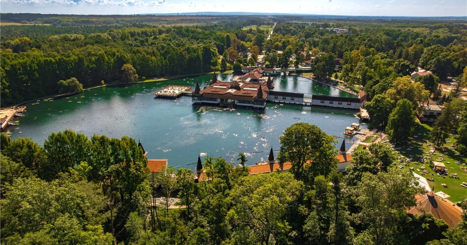 termální jezero Hévíz (Hévízi-tó) ve městě Hévíz