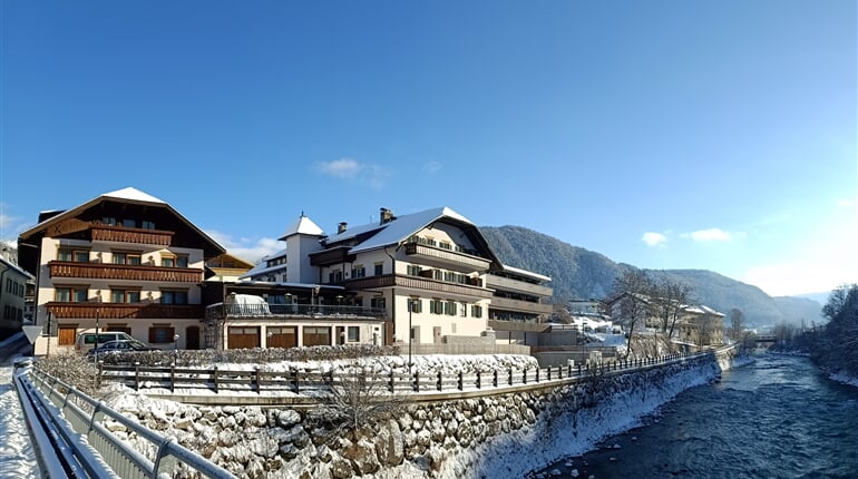 River Hotel Post