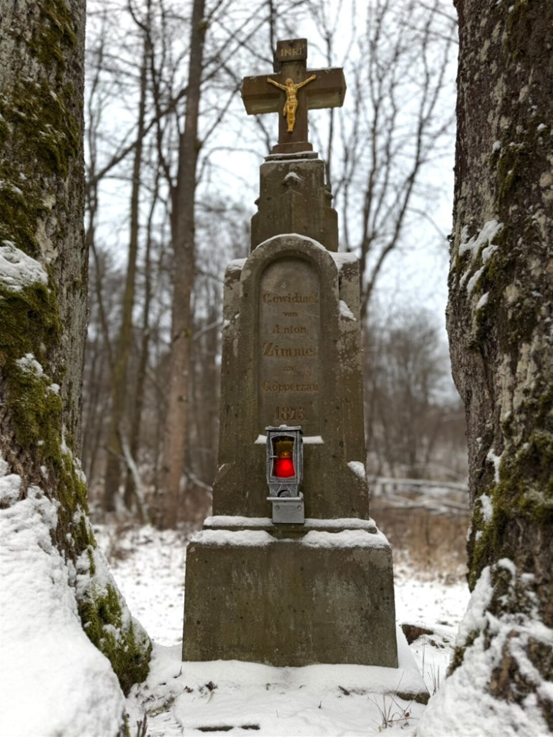 Zimmerův kříž mezi stromy