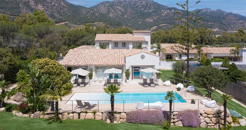 Letecký pohled na hotel, Santa Margherita di Pula, Sardinie