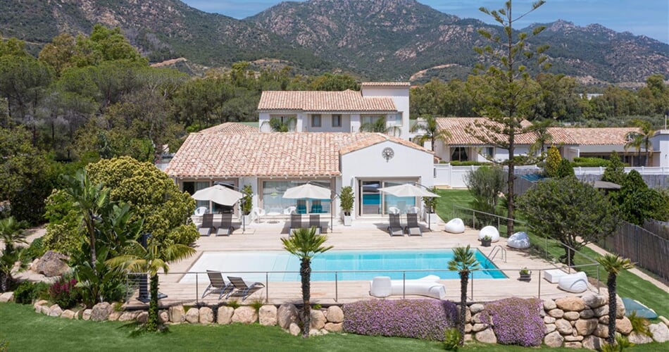 Letecký pohled na hotel, Santa Margherita di Pula, Sardinie