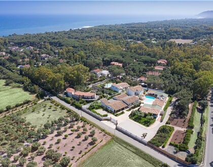 Letecký pohled na hotel, Santa Margherita di Pula, Sardinie