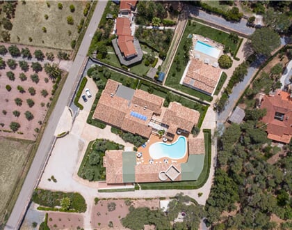 Letecký pohled na areál hotelu, Santa Margherita di Pula, Sardinie
